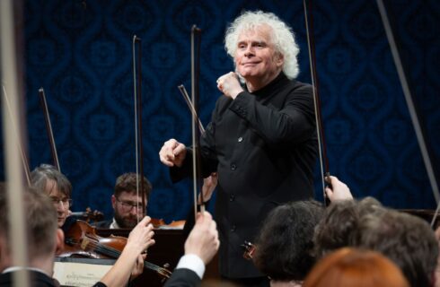 Česká filharmonie a Magdalena Kožená, 9.4.2025, Rudolfinum – Simon Rattle (foto Ivan Malý)