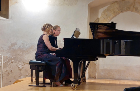 Hudební salón Café crème: Erik Satie –⁠⁠⁠⁠⁠⁠ Monika Knoblochová, Dagmar Šašková, 6. dubna 2025 (zdroj Hudební salón Café crème)